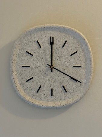 Veggklokke - grå granitt